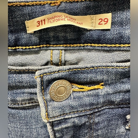 Women’s Levis jeans - Picture 3 of 3